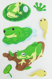 柔らかく曖昧なポリ塩化ビニールはふくらんでいるステッカーの友好的な薄緑の漫画のカエルの形エコをからかいます